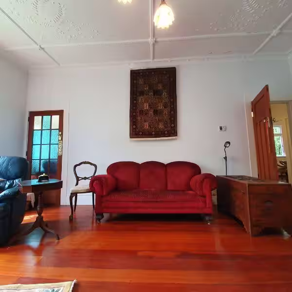 Secure wall hanging system for decorative rug display using controlled mounting to reduce structural stress and fibre strain